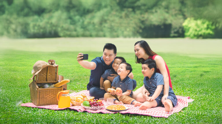 Anak membutuhkan stimulasi. Mereka membutuhkan perhatian. Mereka membutuhkan ruang untuk bergerak, bertanya, dan bereksplorasi.